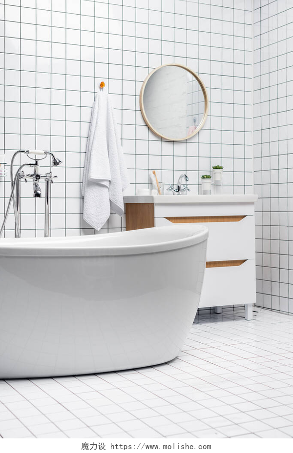 白色为主题的浴室用毛巾和植物装饰的现代白色浴室的坏处 